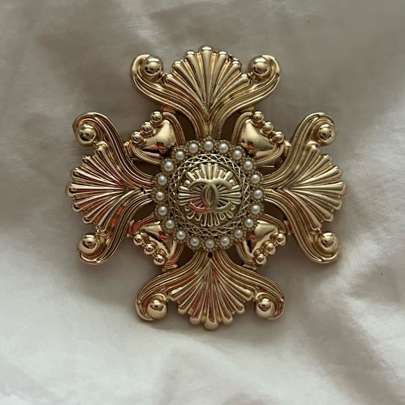 Elegant Gold Chanel Brooch with Pearl Accents - Picture 1 of 15